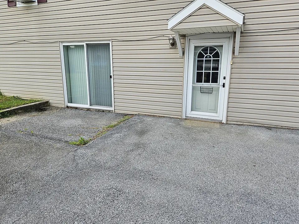 222 Briar Hill Rd