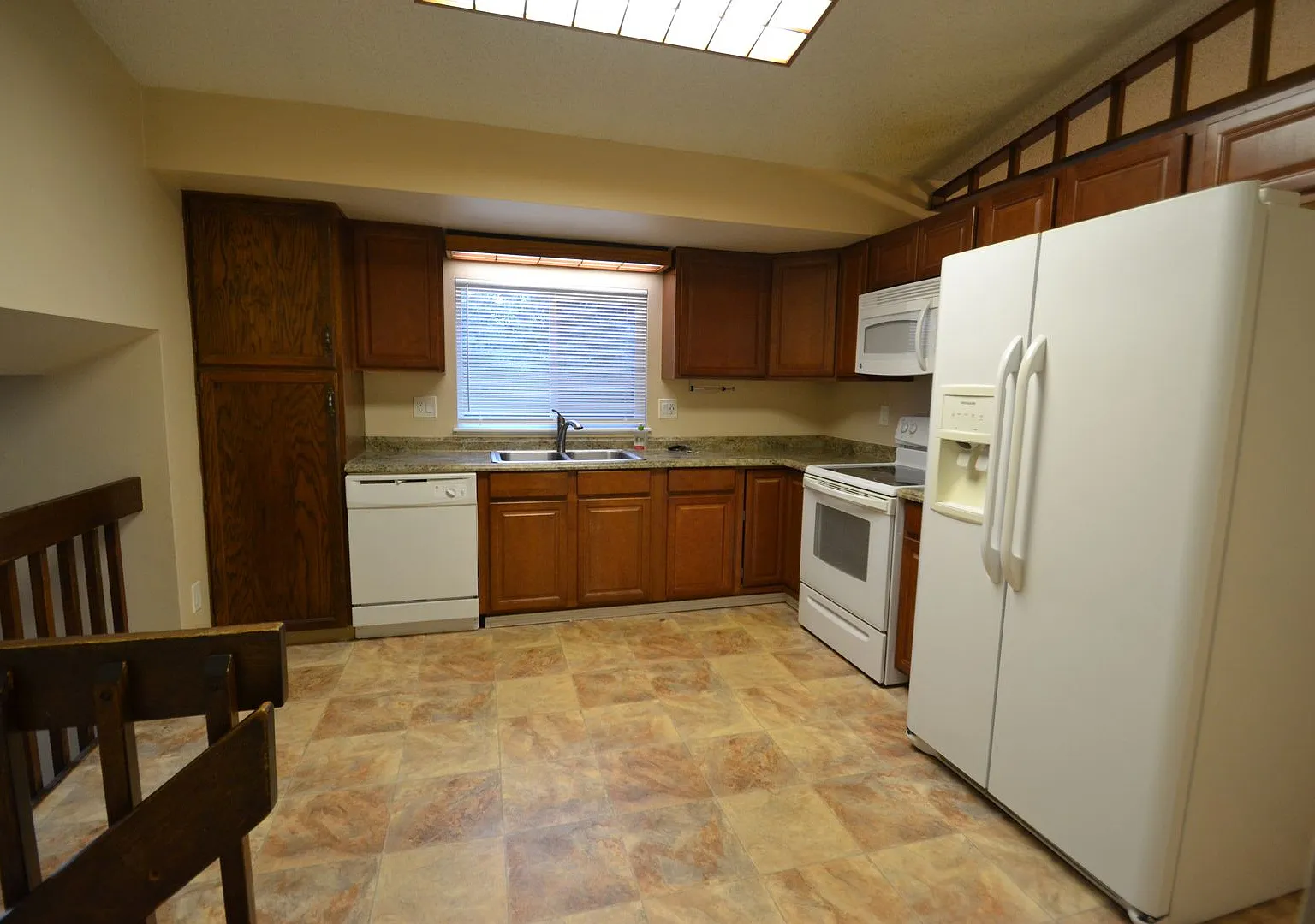 4 Bed 3.5 Bath 2 Car Garage Centrally Located — Photo 4