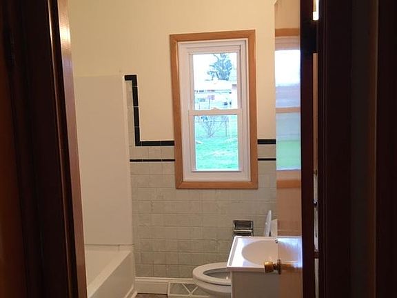 5th image of 112 Cedar Dr