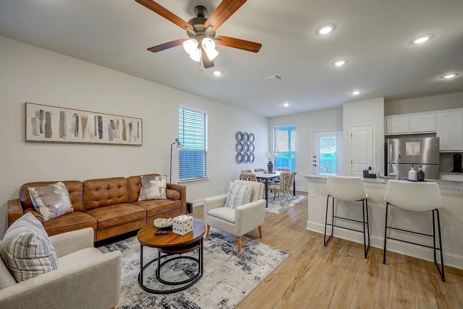 3 bed, 2.0 bath, 1399 sqft, $4,120 — Photo 3