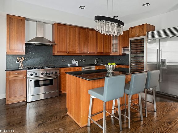 4th image of 120 W Oak St APT 5C