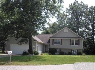 3713 Willow Creek Dr, Fruitport, MI 49415