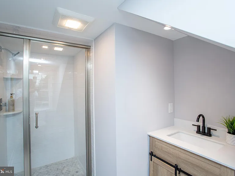 327 Wood St — Photo 66