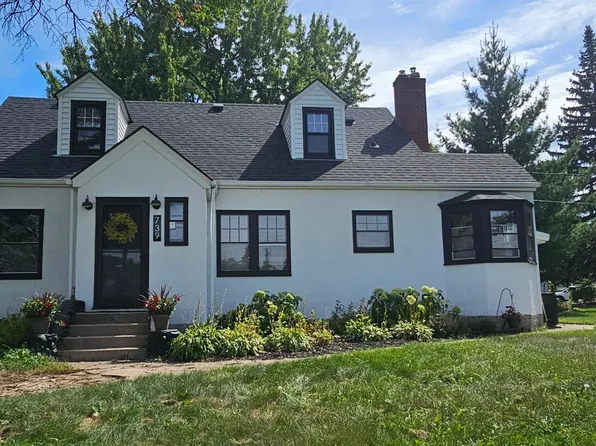 739 10th St NW, New Brighton, MN 55112