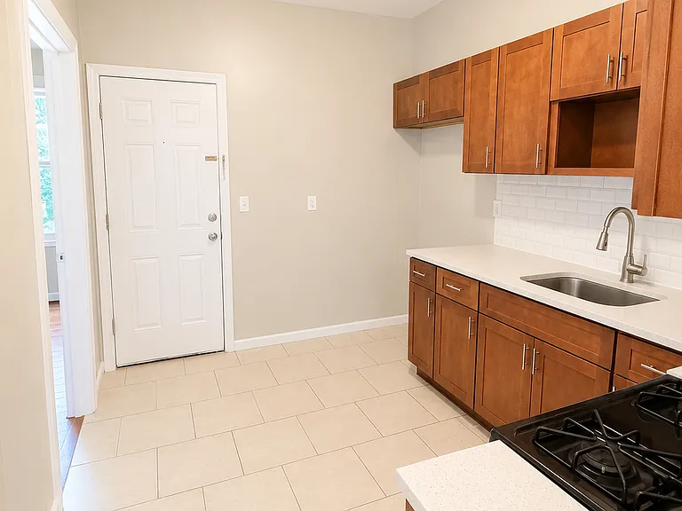 379 Hawthorne Ave #3 — Photo 4