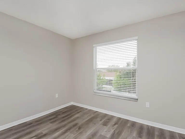 553 Brentford Ct — Photo 14