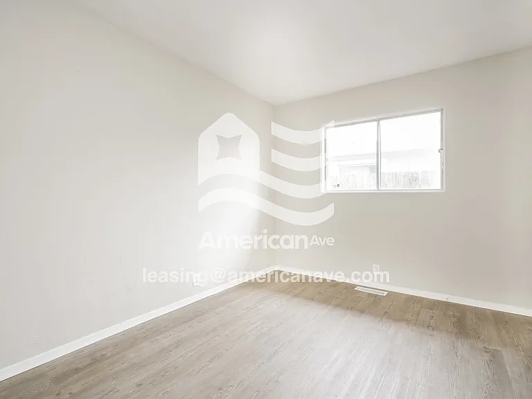 1761179_008_main_bedroom_13684759.jpg