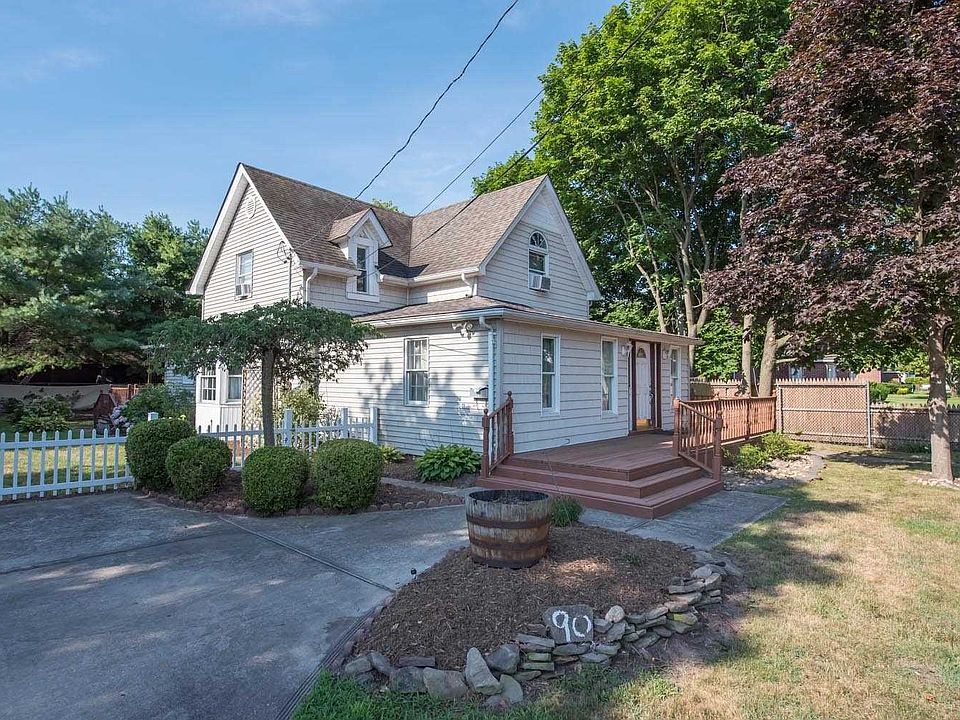 1st image of 90 Hiddink St