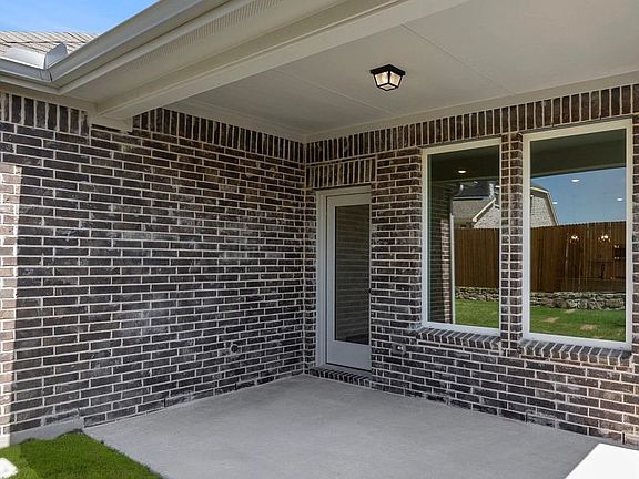 3rd image of 2405 Daisy Ln