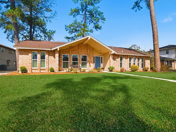 3rd image of 218 Tree Trunk Dr