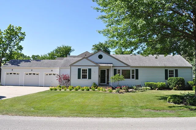 3101 Linneman St photo 1