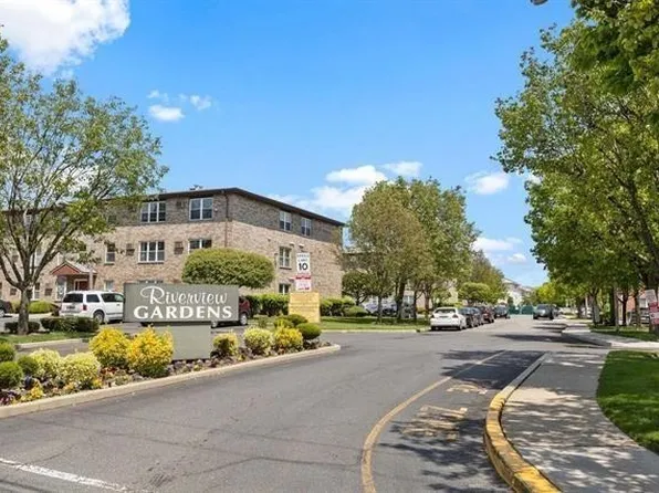 75 Riverview Ct, Secaucus, NJ 07094