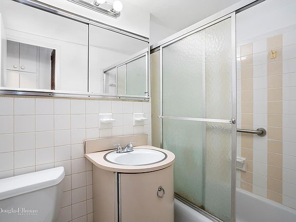 3rd image of 220 E 57th St APT 12A