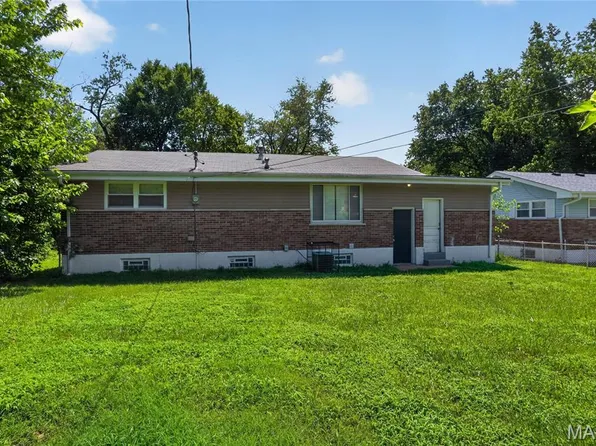 9835 Portage Dr, Saint Louis, MO 63136