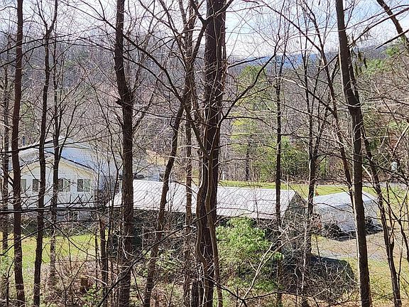 5th image of 1605 Paddys Run Rd