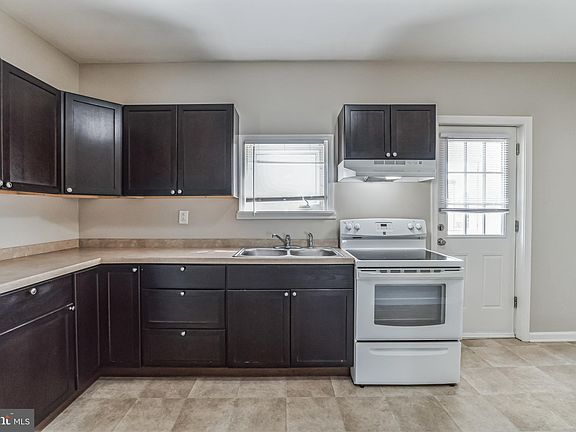 5th image of 924 Charles St