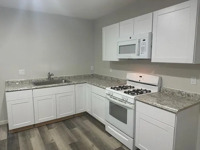 full kitchen with mirowave