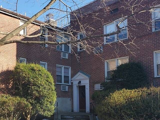 1st image of 701 Palmer Ct APT 2E
