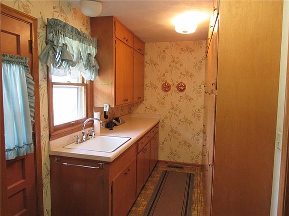 4th image of 1700 Wren St