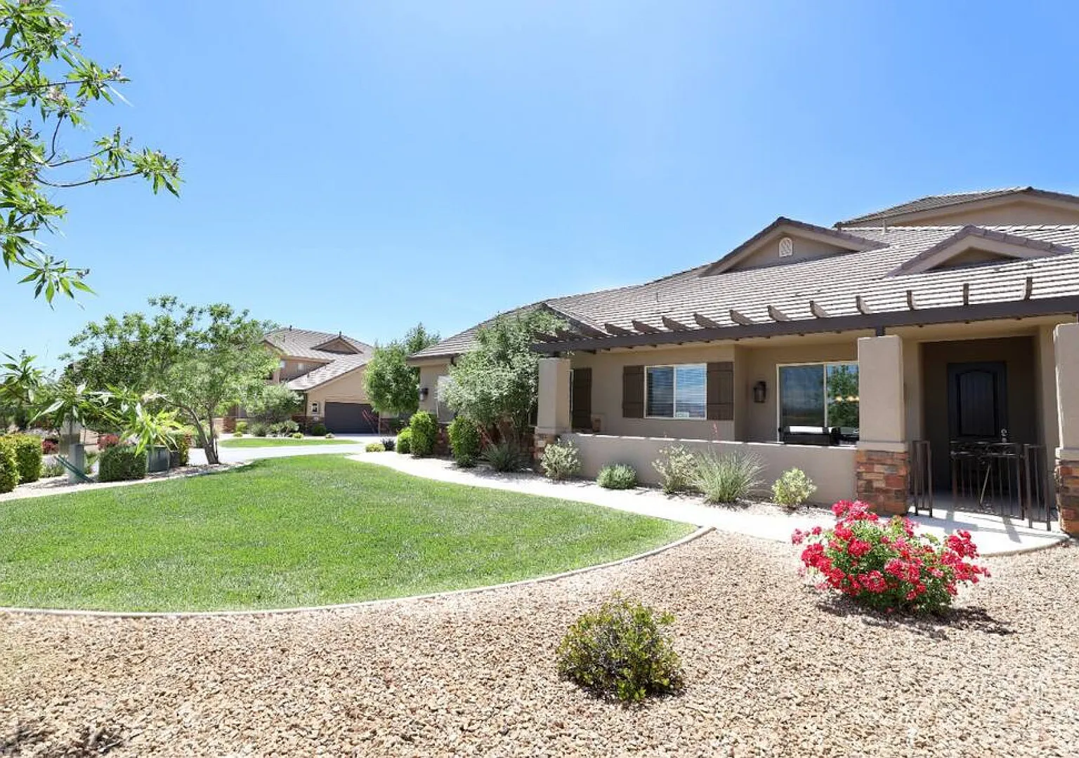 Spacious backyard & 2 pools/spas, fishing pond — Photo 1
