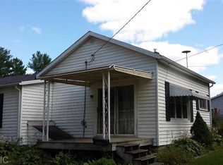 68 Pleasant St, Saranac, MI 48881