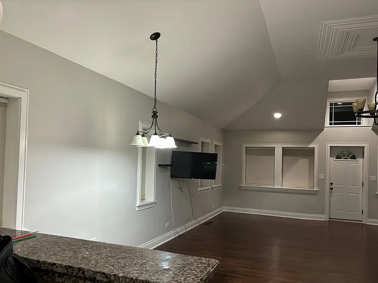 824 N River Rd — Photo 4