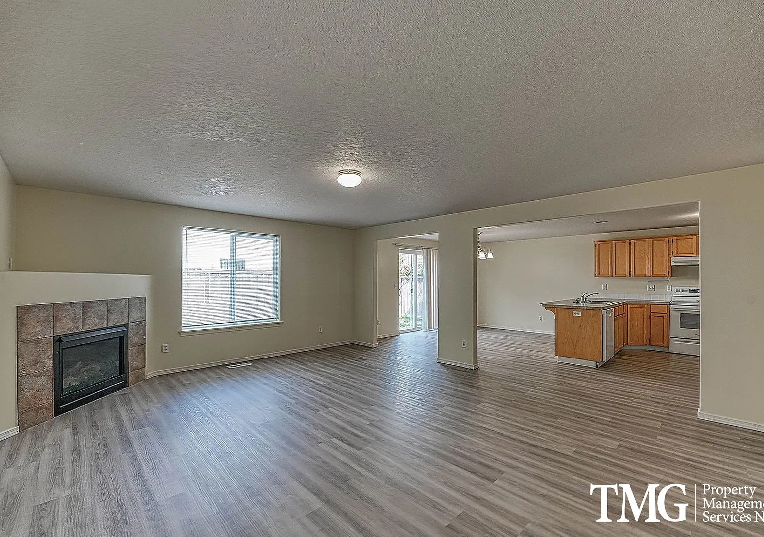 Spacious 4 Bedroom Home w/ Upstairs Laundry & Fully Fenced Yard! — Photo 4
