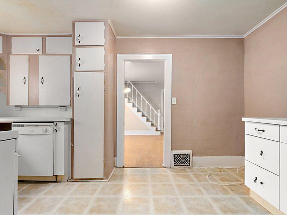 2nd image of 221 E Grand Traverse St