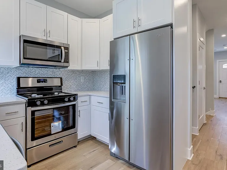 2222 E Albert St — Photo 2