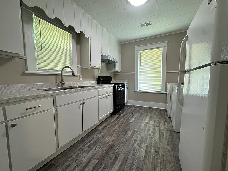 978 Leath St — Photo 3