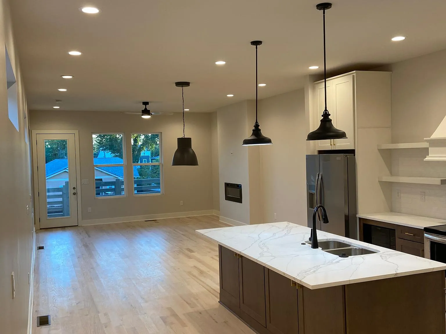 4 bed, 3.5 bath, 2300 sqft, $3,900 — Photo 3