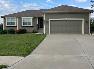 19630 Harbor Dr, Smithville, MO 64089