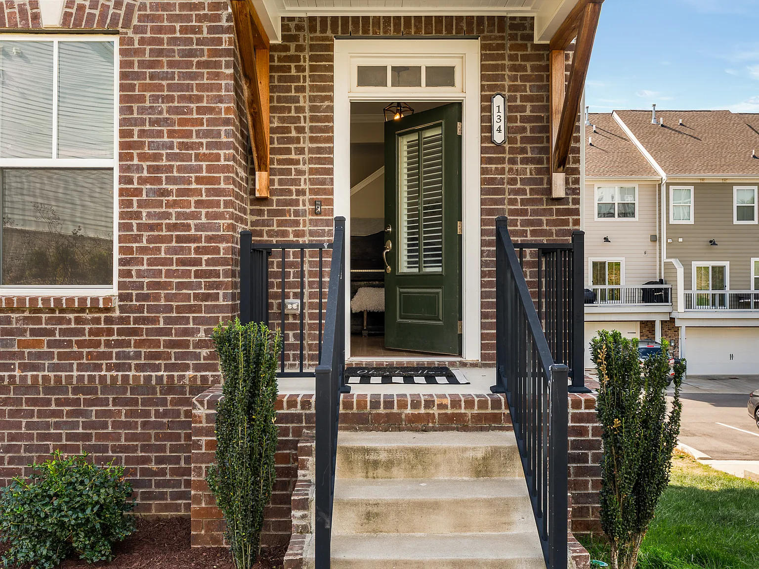 3 bed, 3.5 bath, 2174 sqft, $2,500 — Photo 2