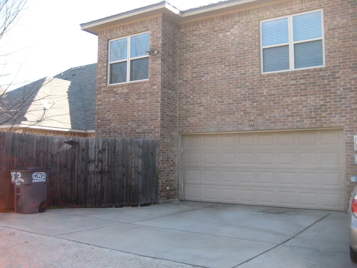 3 bed, 2566 sqft, $2,150 — Photo 3