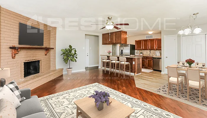 906 Fort Worth St — Photo 3