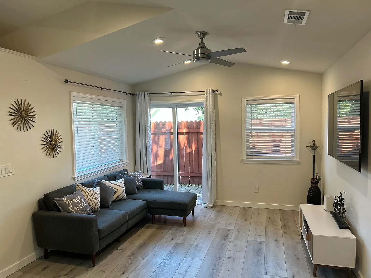 3 bed, 1000 sqft, $2,495 — Photo 4