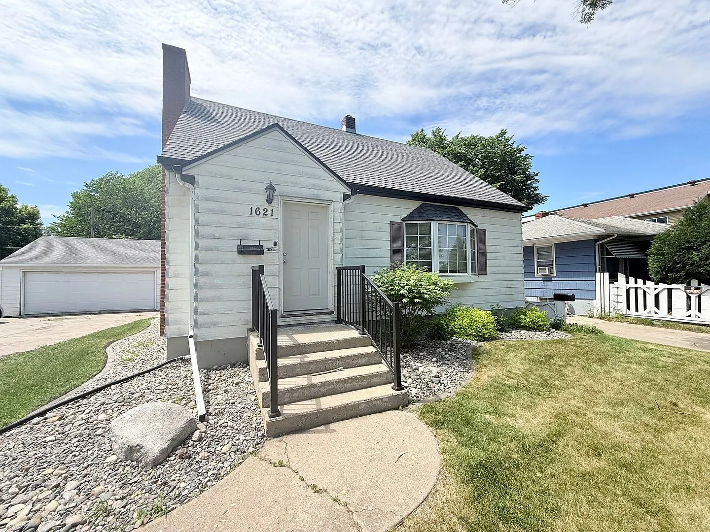 Spacious 5 Bedroom Home Across from Concordia Football Field — Photo 2