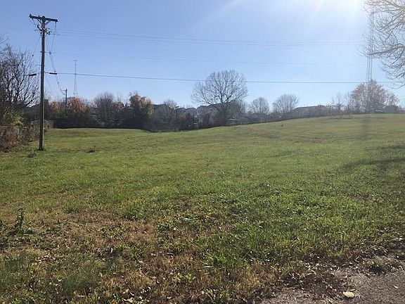 4th image of 690 Woodward Ln