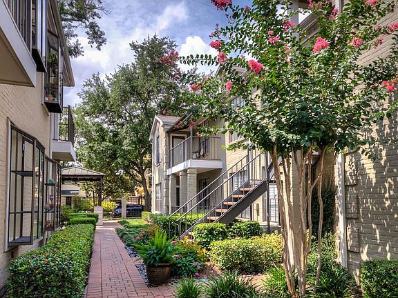 Welcome home to the beautiful grounds of Oak Lane condominiums.