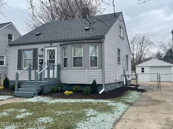 18997 Elkhart St, Harper Woods, MI 48225