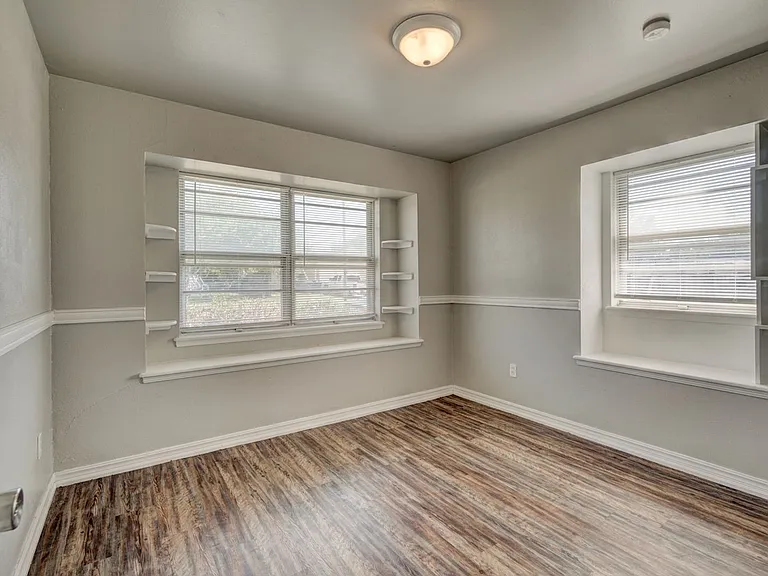 1401 Hampton Dr — Photo 29