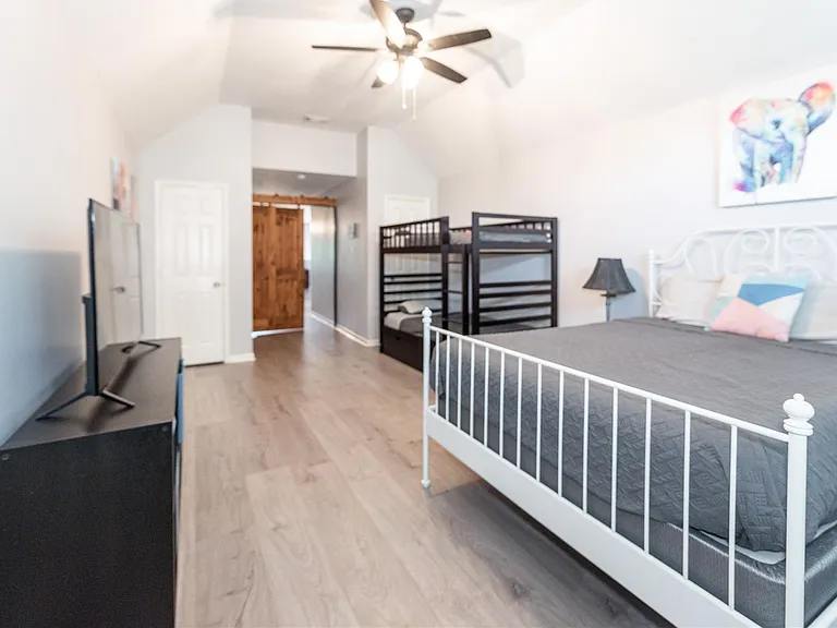 10815 Oak Bayou Ln — Photo 17