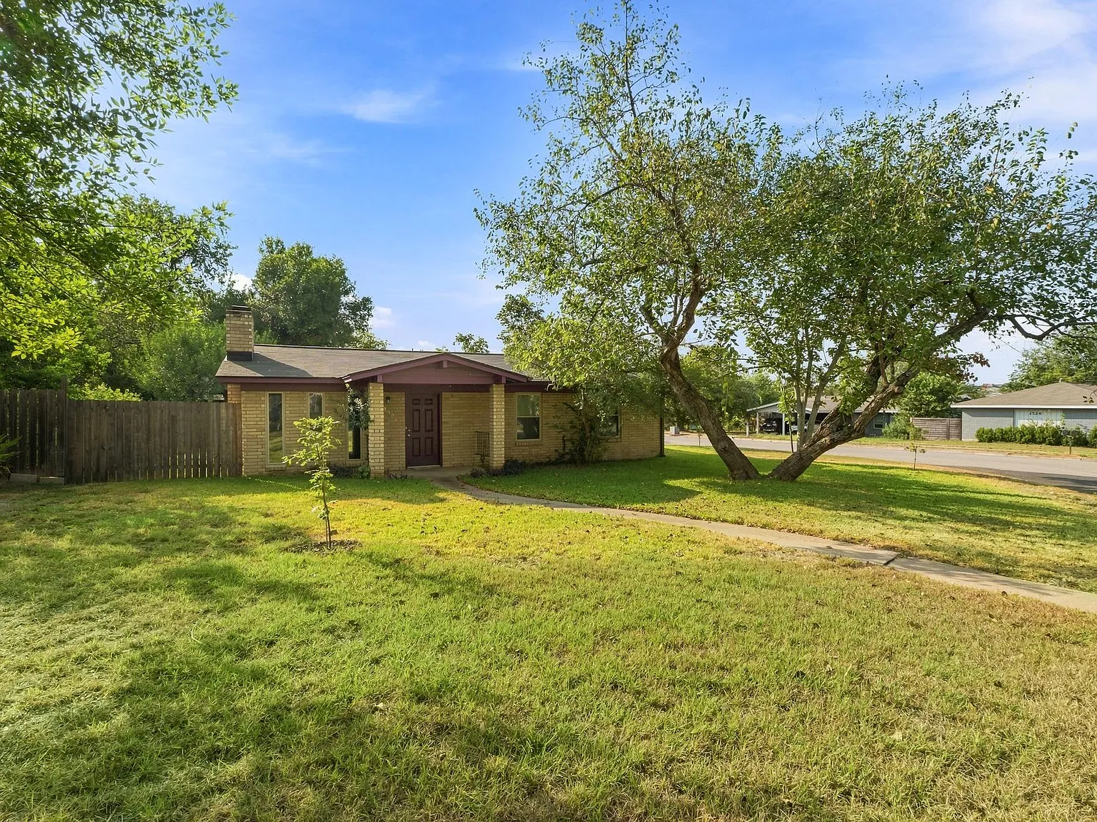 3 bed, 2.0 bath, 1176 sqft, $2,500 — Photo 1