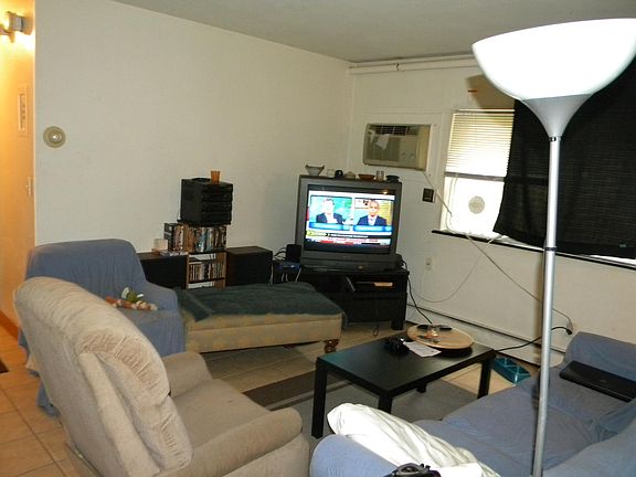 3rd image of 810 8th St SE #6