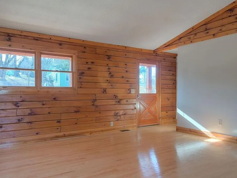 550 Colhoun St NE — Photo 2
