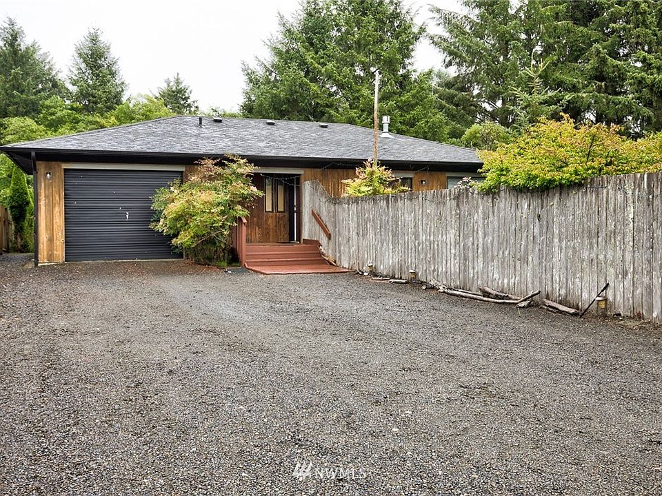 Street view of home with fenced yard!