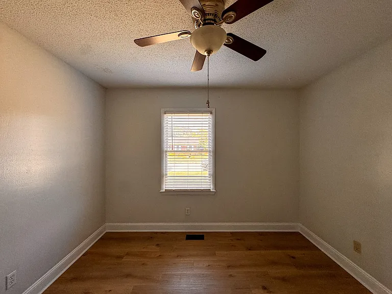 6747 Vaughn Rd — Photo 17