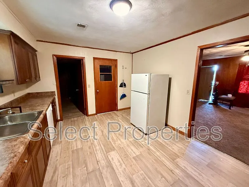 3 bed, 1.0 bath, 1200 sqft, $1,200 — Photo 4