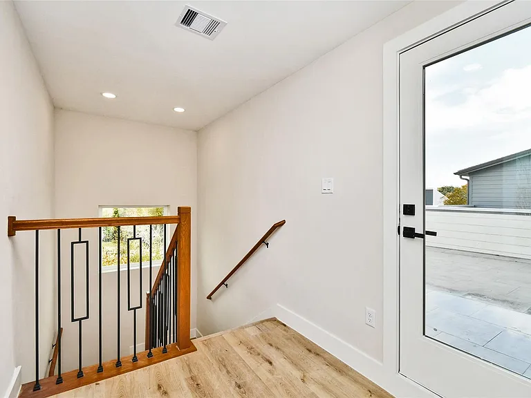 3229 Tuam St — Photo 32