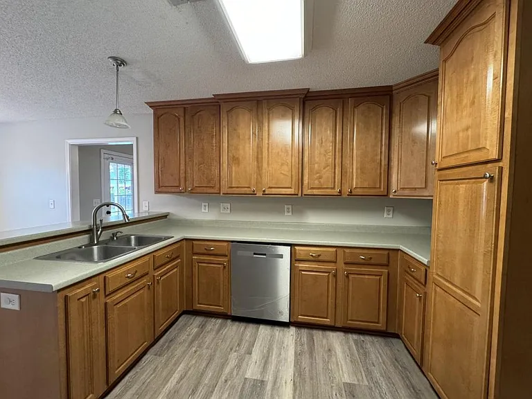 204 Mahan Dr — Photo 12